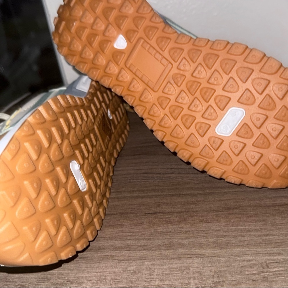 SHEIN Cream, Brown, and Blue Men's Sneakers - Picture 5 of 6
